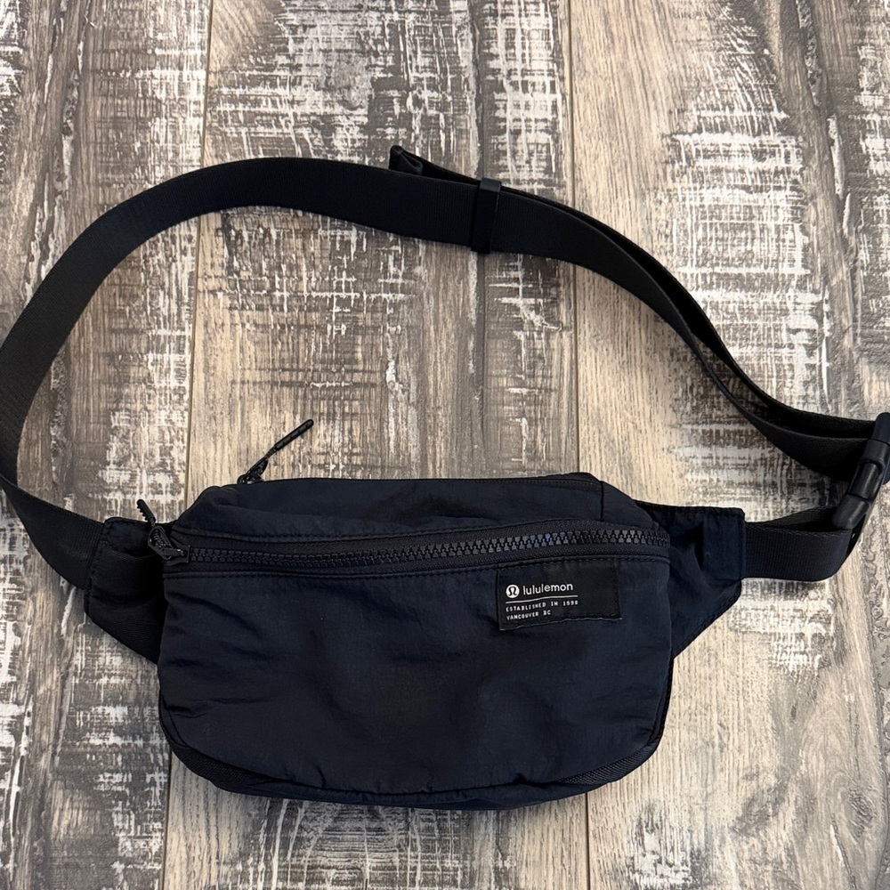 lululemon athletica Black Clean Lines Belt Bag - 2L
